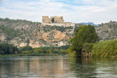Ebro Nehri manzarası, Miravet ortaçağ köyünün tepesinde, bulutlarla kaplı, Katalonya, İspanya.