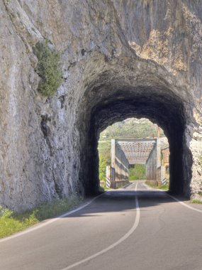 Huesca, İspanya 'da küçük bir tünel ve demir bir köprü var..