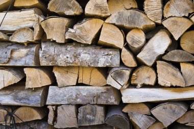 Kış geldiğinde kullanmak üzere düzgünce depolanmış odun kütüklerinin detayları.