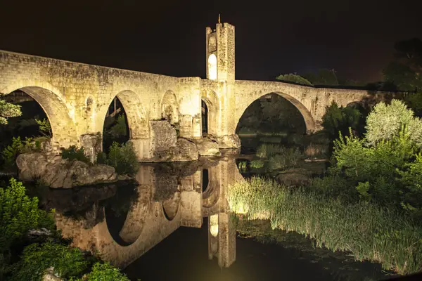 Köprü gece aydınlandı, giriş bizi Girona, İspanya 'daki büyüleyici Besalu kasabasına götürüyor..