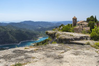 Santa Mara de Siurana Kilisesi sarp bir kayanın tepesinde, rezervuarın ve Sierra del Montsant 'ın muhteşem manzarasını sunuyor..