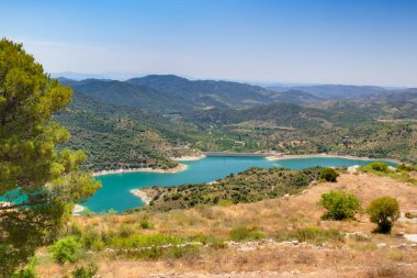 Dağlarla çevrili turkuaz su deposu, Siurana, Katalonya, İspanya köyünden görüldü..