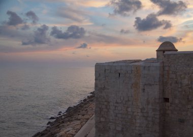 Pembe gün batımı ufukta bulutlar, eski Peniscola kasabasından manzara, Valencia, İspanya.