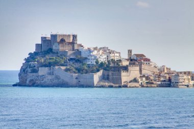 Pembe gün batımı ufukta bulutlar, eski Peniscola kasabasından manzara, Valencia, İspanya.