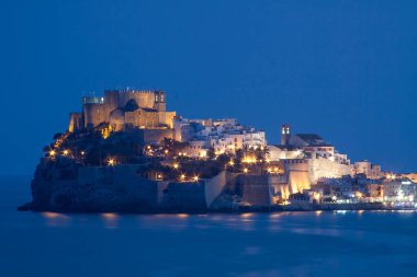 Pembe gün batımı ufukta bulutlar, eski Peniscola kasabasından manzara, Valencia, İspanya.