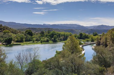 Sağ Kanal, Assut de Xerta 'dan sulama için Ebro Nehri' nden su dağıtan bir hidrolik altyapıdır..
