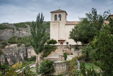 Cuenca 'daki San Miguel Kilisesi. Etrafı ağaçlarla çevrili güzel bir dağda..