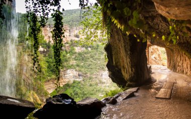 Mağaradan Sant Miquel del Fai 'nin doğal alanındaki şelaleye giden yol. Katalonya, İspanya.