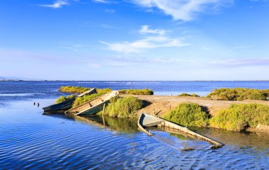 Ebro Delta Körfezi 'ndeki Tekneler Mezarlığı. Fangar Körfezi' nde terk edilmiş bazı tekneler bu ilginç köşeyi oluşturuyor. Katalonya, İspanya