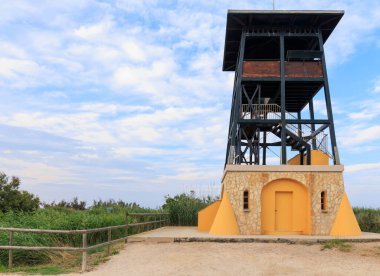 Ebro Delta 'daki Bassa de l' Alfacada 'nın Katalonya, İspanya' daki gölün, denizin ve Buda adasının çarpıcı manzarası..