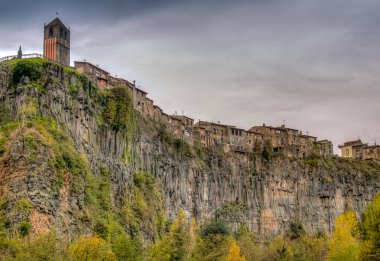 Castellfollit de la Roca 'nın büyüleyici ortaçağ köyü uçurumun tepesindeki uçuruma meydan okuyor. Katalonya, İspanya.