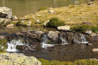 Andorra 'daki Tristaina Gölü' ndeki su rotasının ayrıntıları..