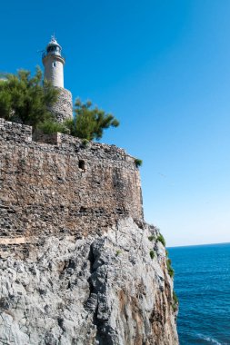 Cliff ve Cantabria 'daki deniz feneri deniz manzaralı ve mavi gökyüzü. İspanya.