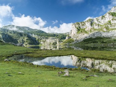 Covadonga Gölü 'nün dağları Picos de Europa Ulusal Parkı' na, Asturias Prensliğine yansıdı.