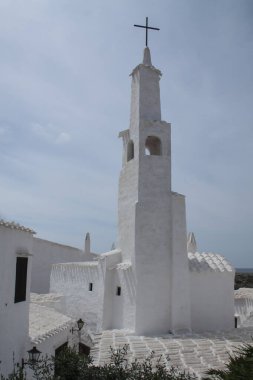 Binibeca Vell, Menorca 'nın turistik bir kasabası. Geleneksel ev ve beyaz çatılara sadık bir şekilde inşa edilmiş..