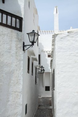 Binibeca 'nın dar sokakları, Menorca adasında güzel beyaz evleri olan balıkçı köyü..
