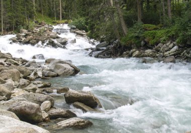 Güçlü Krimmml Acher Nehri Avusturya 'daki Hohe Tauern Ulusal Parkı' nda kayalarla çevrili.