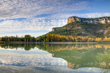 Laguna 'nın sakin suyu simetri aynasına dönüştü. Una, Cuenca, İspanya.