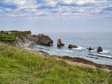 Cantabria 'daki Costa Quebrada Geopark' ı. İspanya 'da büyük jeolojik ilgi ve etkileyici manzaraya sahip doğal alan..