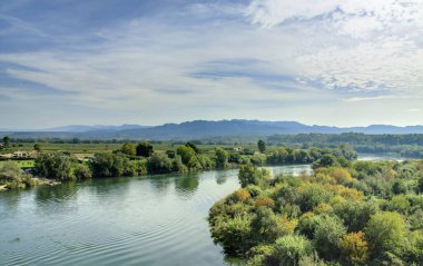 İspanya 'nın en büyük akışına ve bulutlu bir günde güzel çevresine sahip nehrin manzarası..