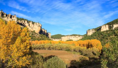 İspanya Cuenca 'da mavi gökyüzü olan Kayalar ve Ormanlar Arasında Sonbahar Manzarası.