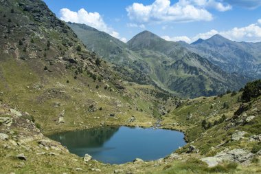 Andorra 'daki Tristaina dağ yolunda kristal berraklığında suyu olan dağ gölü..