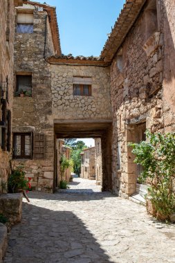 Siurana sokakları dar, kaldırımlı ve ortaçağ cazibesiyle dolu. Onları incelerken, içinde yüzyıllar öncesinden hikayeler anlatan mimari detaylar olan iyi korunmuş taş binalarla karşılaşacaksınız. Tarragona, Katalonya, İspanya.