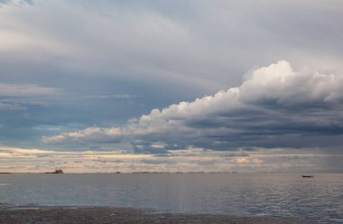 Gün batımında koyu kaplayan bulutlar