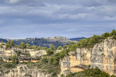 Serra del Montsant Doğal Parkı. Dağlarından birinin tepesinde Albarca adında küçük bir köy var. Tarragona, Katalonya, İspanya.