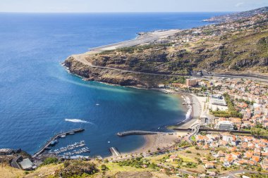 Madeira sahilinin havadan görünüşü, Santa Cruz, Machico, plaj, liman ve havaalanını görebiliyoruz. Portekiz