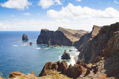 Portekiz 'in Madeira Adası' ndaki Punta do Sao Loureno 'da ufukta bulutlu kayalar ve kayalar var.