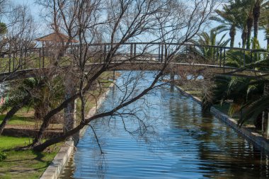 Akdeniz 'e akan bitki örtüsüyle çevrili kanal, Vilanova i la Geltru, Katalonya, İspanya