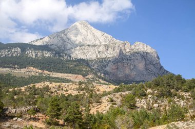 Pedraforca dağının tepesinde bulutlar, Katalonya 'daki Cadi-Moixero Doğal Parkı, İspanya.