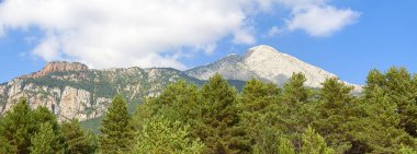 Cadi-Moixero Doğal Parkı 'nın mavi gökyüzü ve bulutlarıyla panoramik dağları. Katalonya, İspanya.