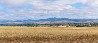 İspanya 'nın Teruel ilindeki orman, tarla, dağ ve yamaçlarla çevrili bir köy.