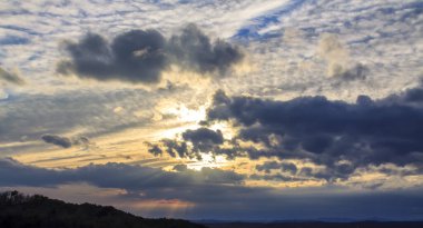 Gece gökyüzünün büyüleyici bir görüntüsü, ışığın ve gölgenin uzak tepelerin üzerinde kutsal bir dansla kesiştiği yer..