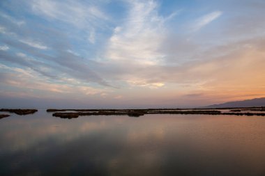 Ebro Delta, Tarragona, Katalonya, İspanya 'da gökyüzü ve denizin yansımaları.