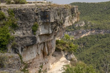 Uçurumun tepesine tünemiş Siurana, maceraperestleri ve doğa severleri çeken yeşil vadilerin ve kayalık duvarların nefes kesici manzarasını sunar. Yürüyüş, tırmanma ya da sadece manzarada ıslanmak için mükemmeldir..