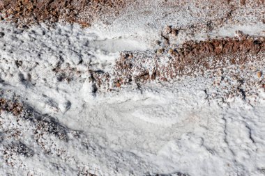 Çıkarılmadan önce dağa yapışan tuzun dokusu.