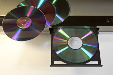 Gösterilecek oynatıcının yanında çeşitli CD ve DVD 'ler