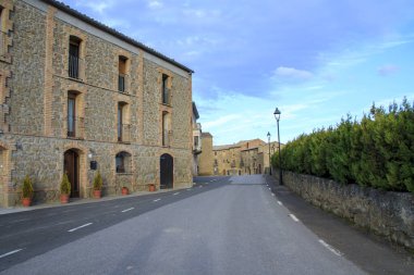 İspanya 'nın Katalonya eyaletinin Lerida iline bağlı küçük ve güzel Sant Climec köyünden geçen yol