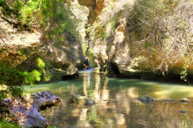 İspanya, Teruel 'deki Colomarde şelalesinin köşesinde.