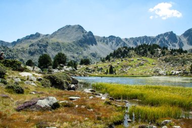 Andorra 'nın granit buzul sirkinde bulabileceğimiz en güzel göllerinden biri..