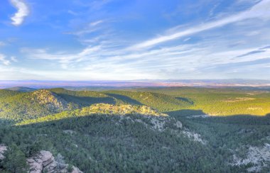 Teruel, Aragon, İspanya 'daki Los Pinares de Rodeno' nun Korunan Manzarasını aydınlatan Güneş