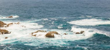 Güzel deniz dalgaları ve kayalar manzarası
