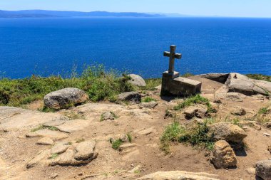 Galiçya 'daki Fisterra Haçı, bazıları için yolun sonu, bazıları içinse yeni bir yolun başlangıcı. Ama herkes için, gökyüzünün ve denizin kucaklaştığı bir yer.