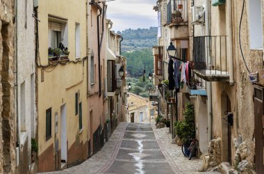 Tarragona, Katalonya, İspanya 'daki Pinell de Brai köyünde eski bir ara sokak.