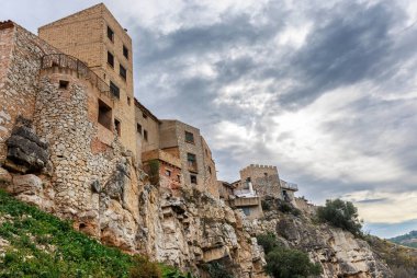 Pinell de Brai 'nin Asılan Evleri