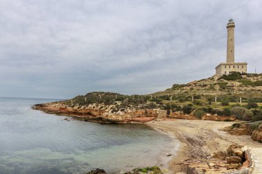 Deniz feneri, kayalık kıyıları ve plajları olan Cabo de Palos 'un güzel çevresi