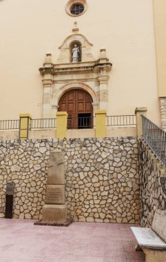 Pinell del Brai Kilisesi, 18. yüzyıldan kalma barok tarzı, İspanyol İç Savaşı anısına.